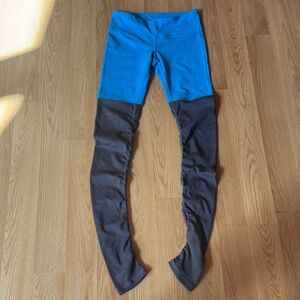 ALO Yoga size medium M Blue Charcoal gray scrunch leg leggings pants goddess